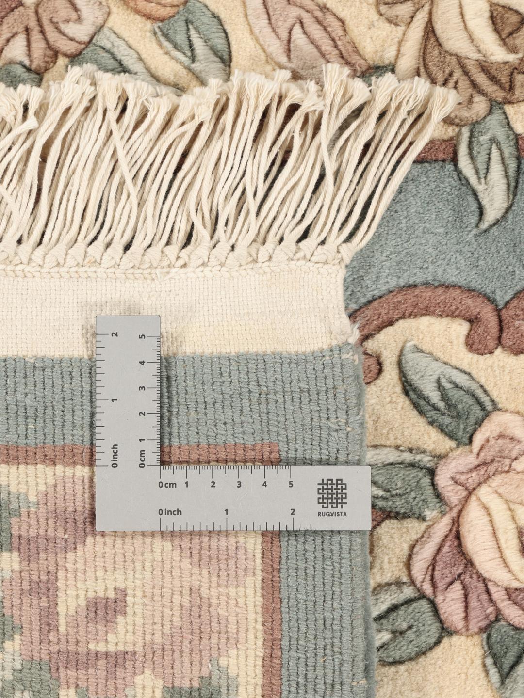 Håndknyttet blomstret tæppe fra Kina i lyseblå og beige