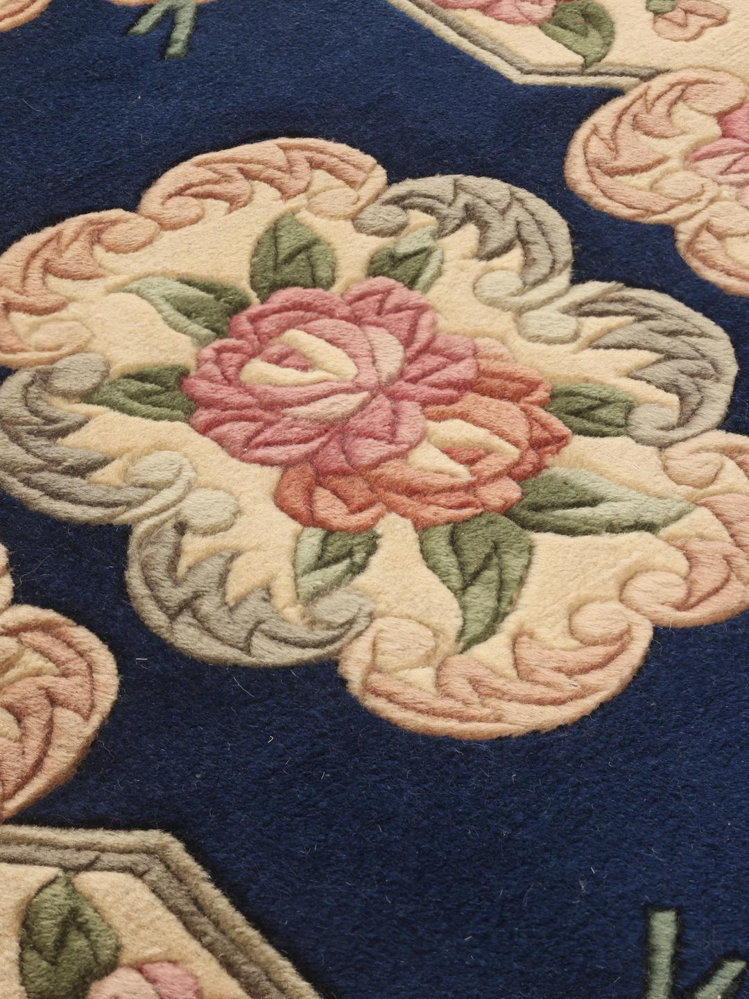 Håndknyttet kinesisk tæppe med blåt felt og blomstermønster