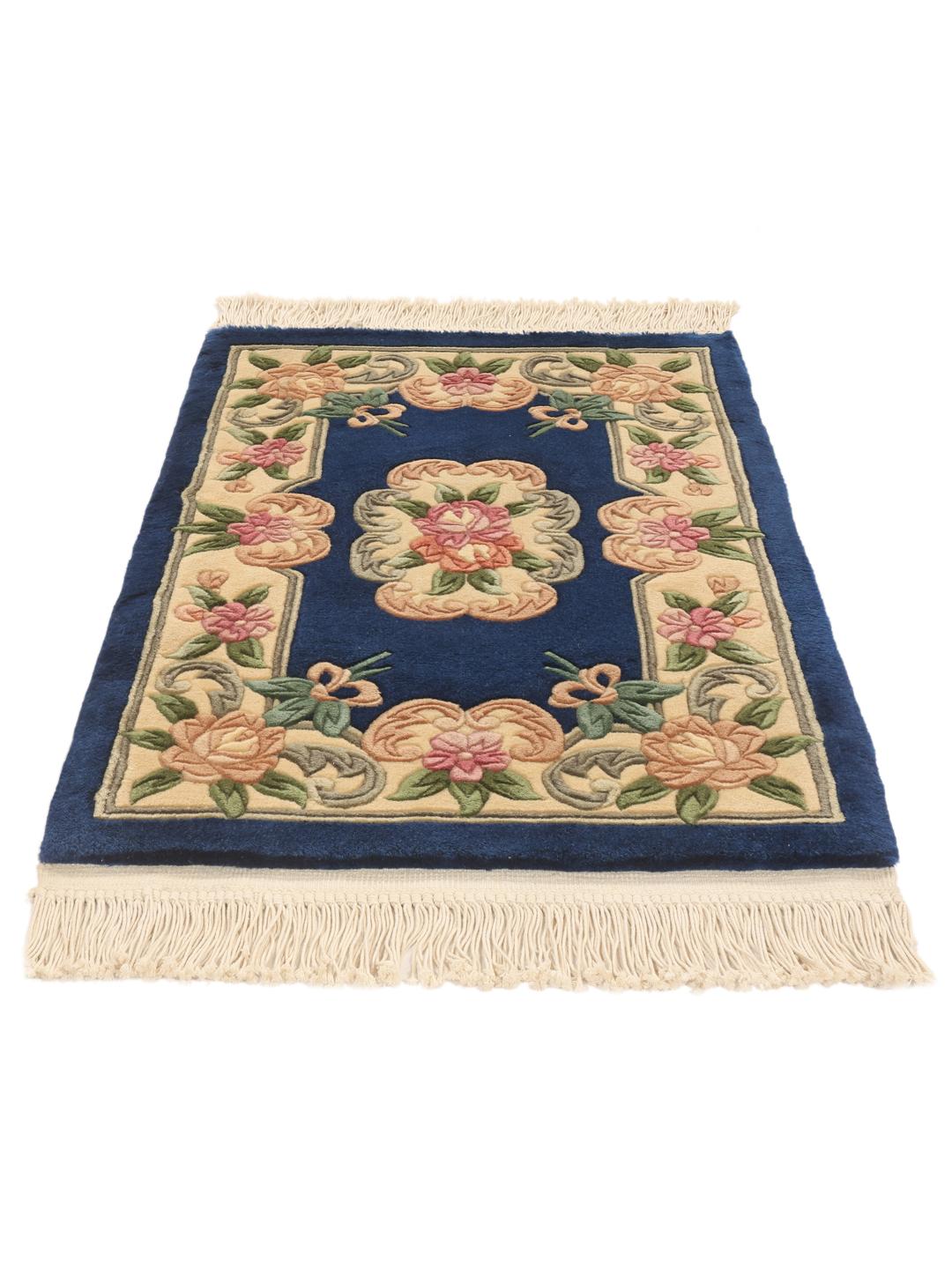 Hand-knotted Chinese rug with a floral pattern in blue and beige