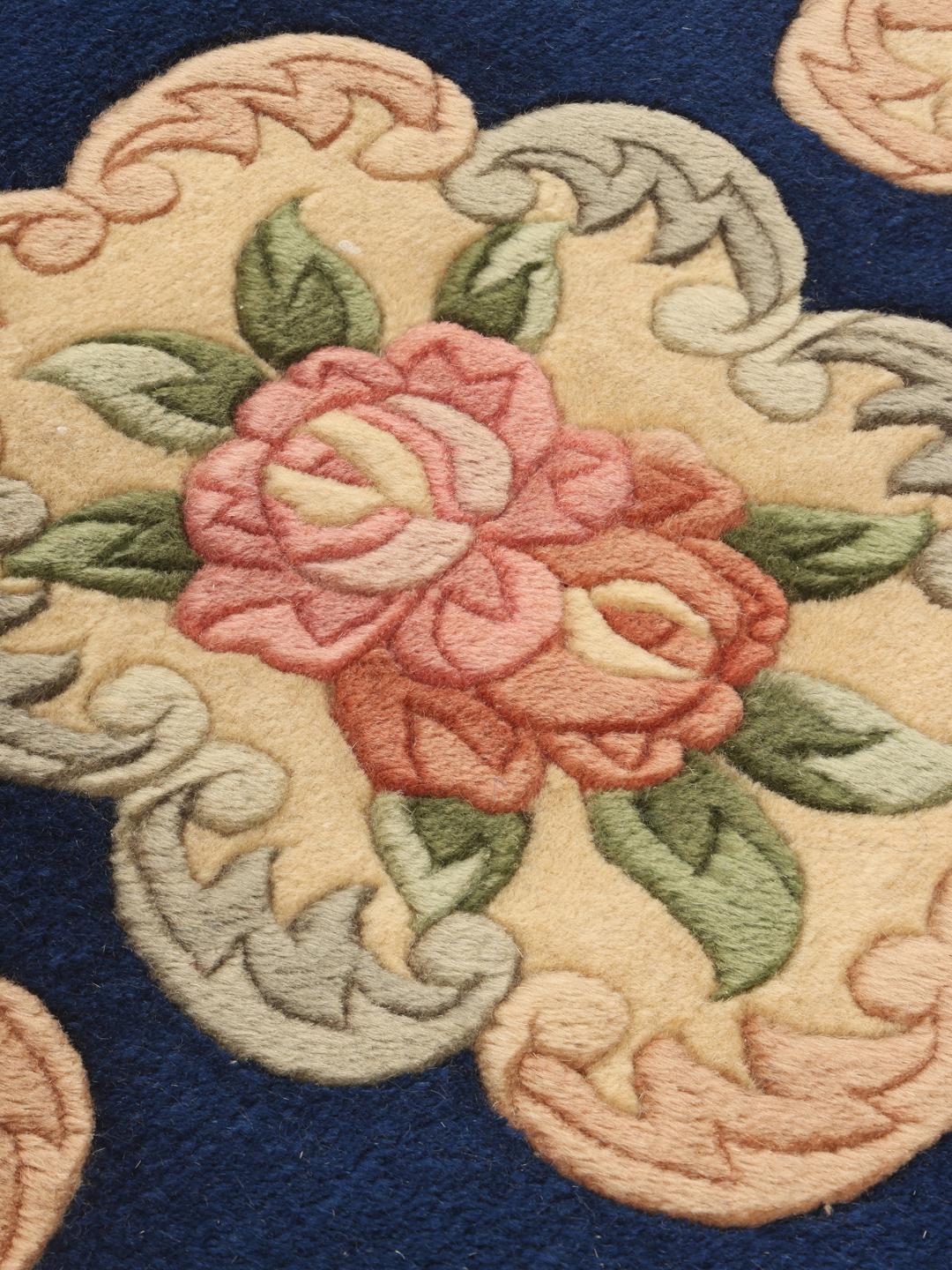 Håndknyttet uldtæppe med blomstermotiv fra Kina i blå og beige nuancer