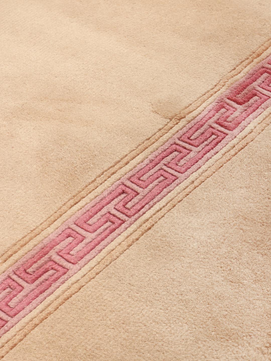 Een beige handgeknoopt tapijt uit China met een bloemen- en pauwontwerp met een roze rand.