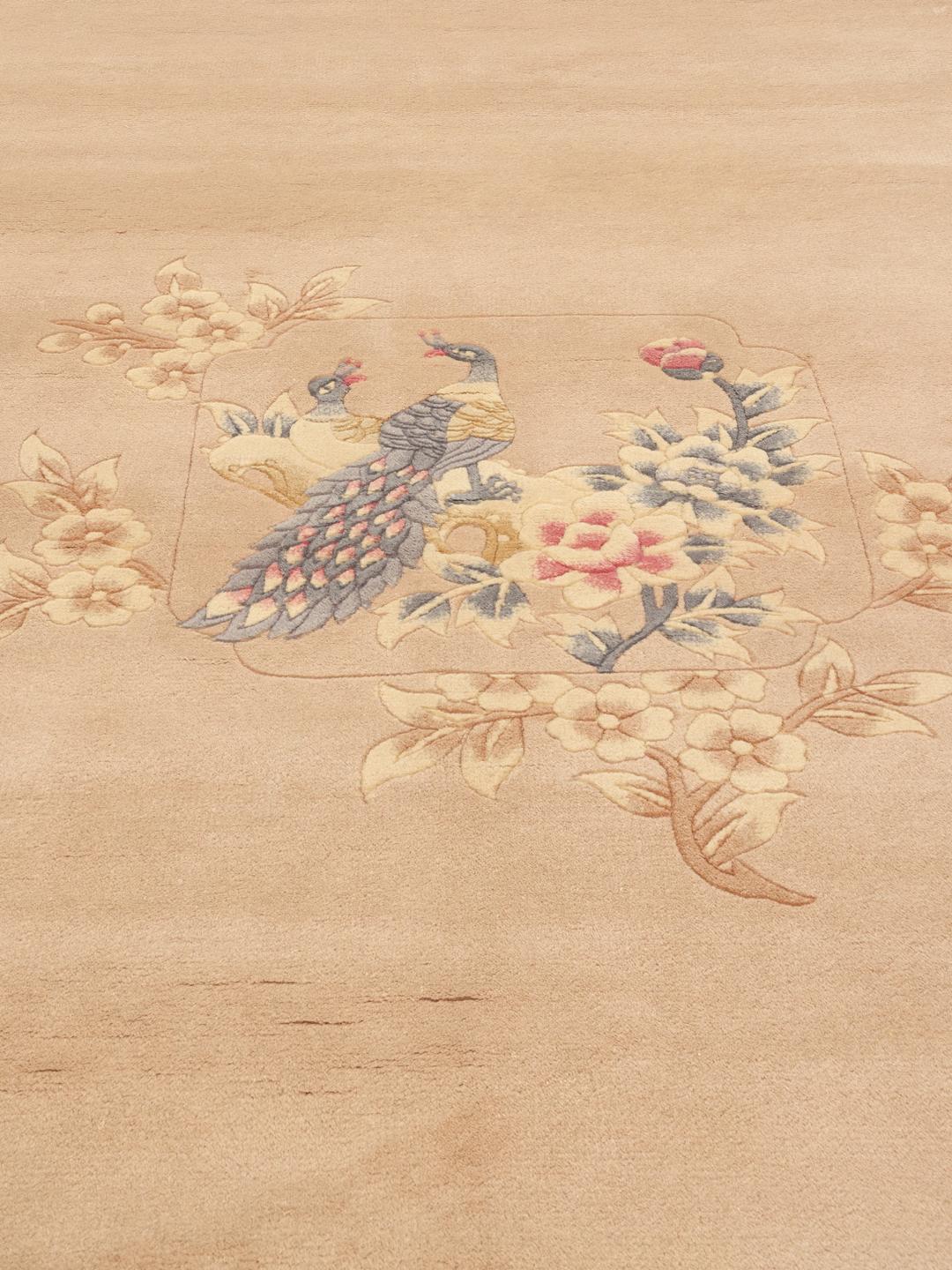 Een beige handgeknoopt tapijt uit China met een bloemen- en pauwontwerp met een roze rand.