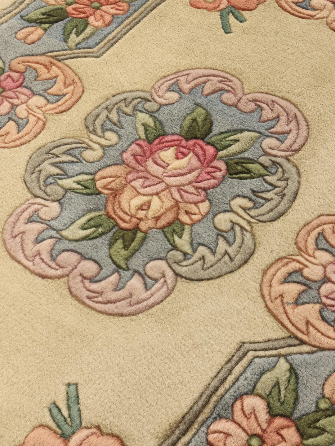 Handgeknoopt bloemig tapijt uit China met beige en blauwe tinten