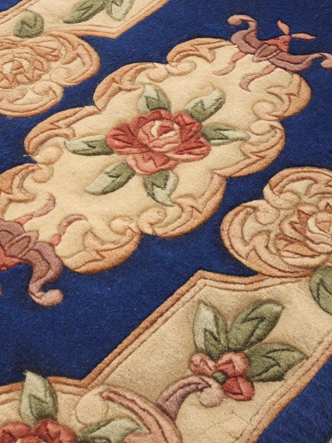 Håndknyttet kinesisk tæppe med blomstermotiver i blå og beige