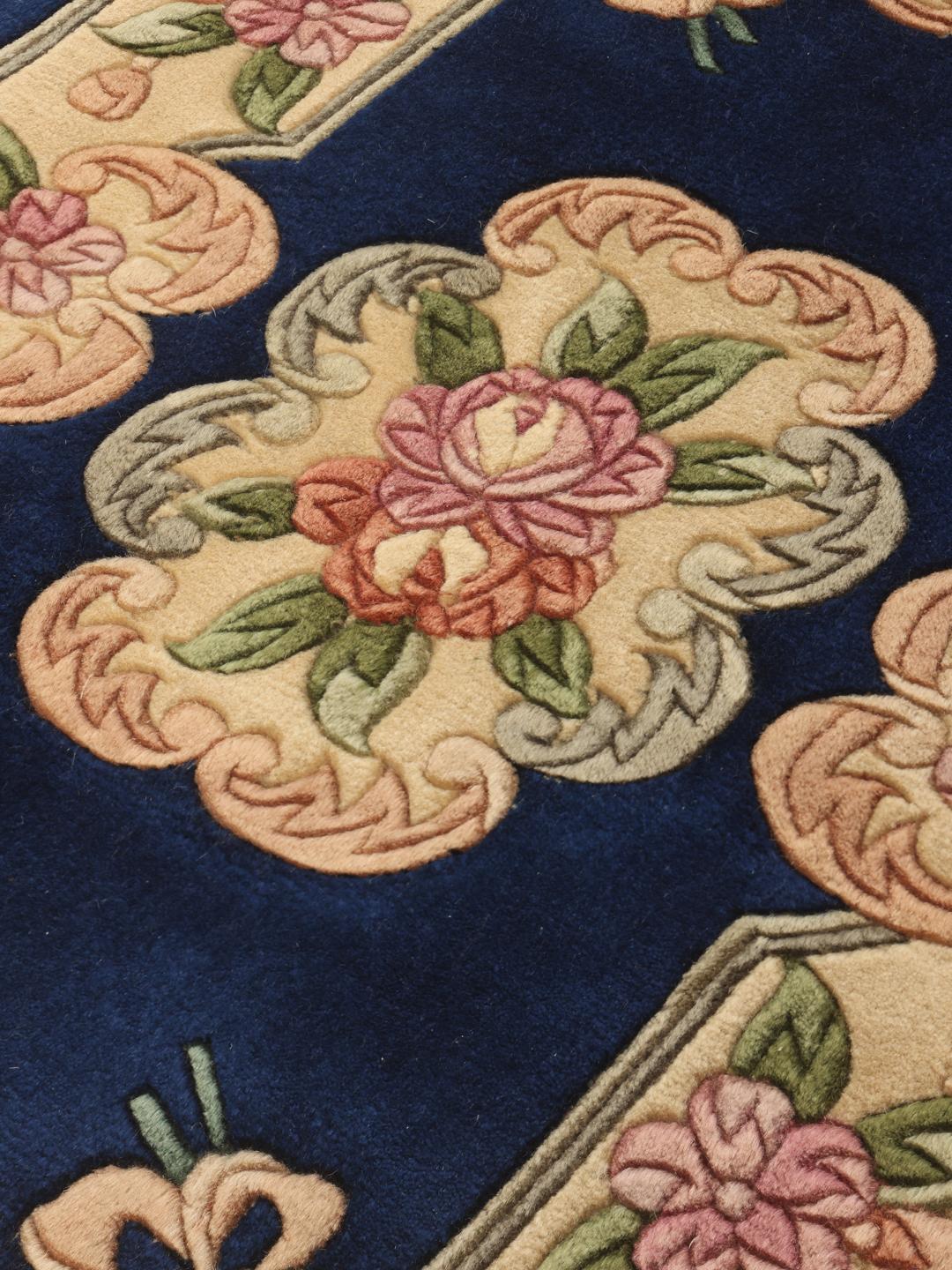 Hand-knotted Chinese rug with floral motifs in blue and beige
