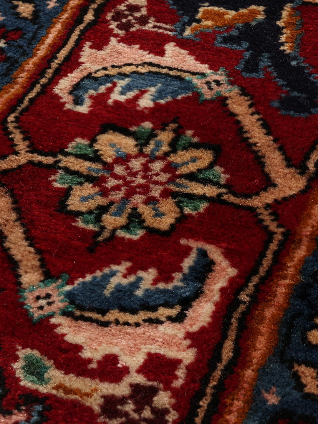 Een groot, handgeknoopt Koliai-tapijt uit het Midden-Oosten met een levendig veelkleurig palet.