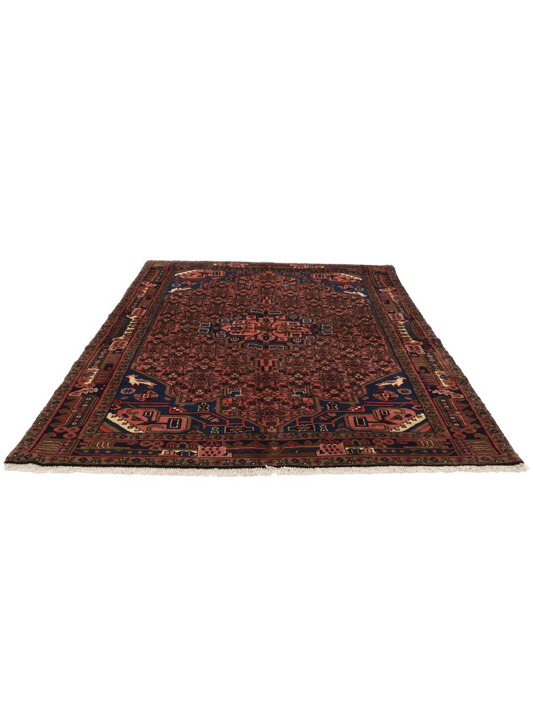 Een handgeknoopt Koliai-tapijt uit het Midden-Oosten met een donkerblauw en rood kleurenpalet.