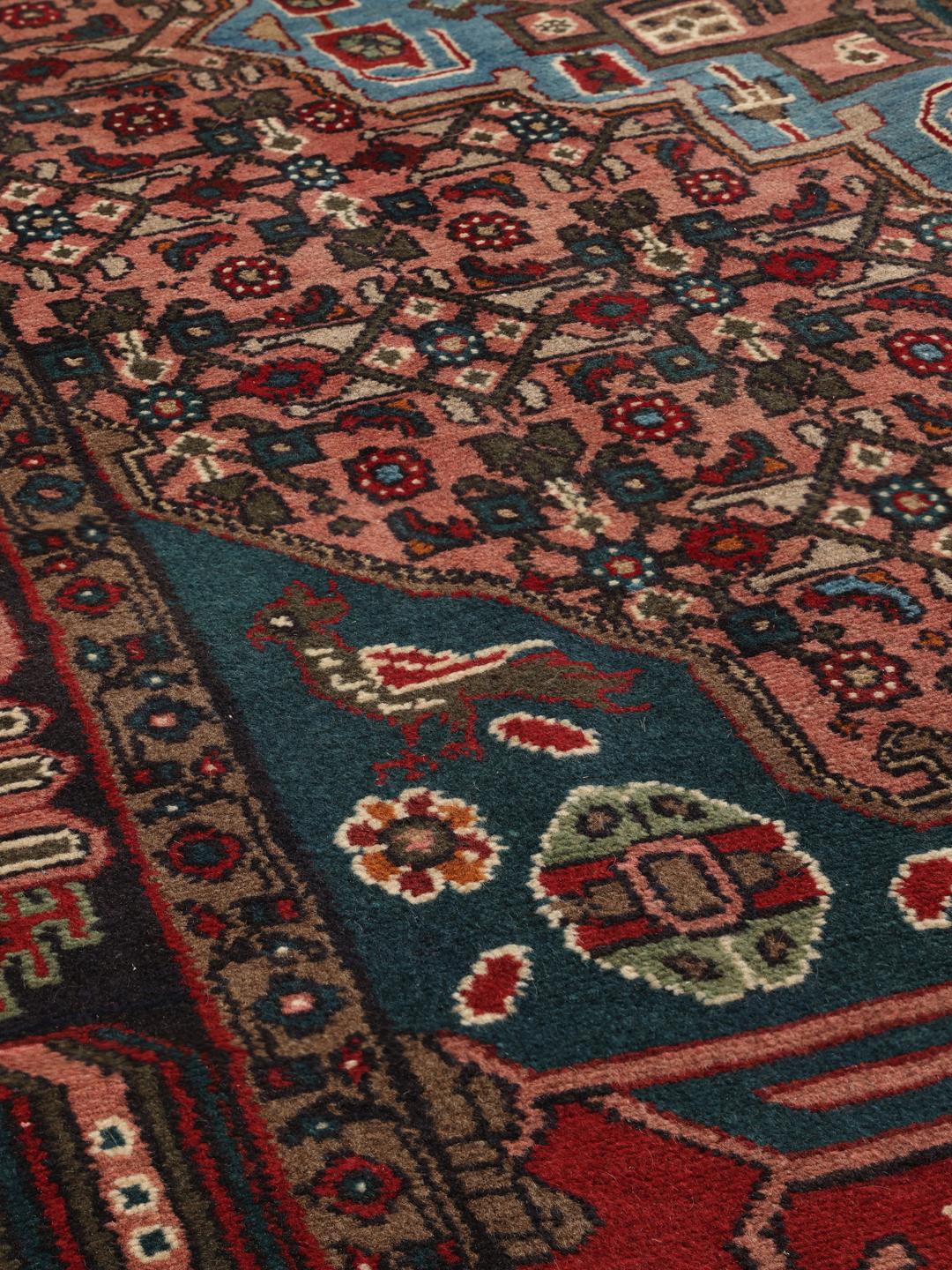 Een kleurrijk handgeknoopt Koliai-tapijt uit het Midden-Oosten met geometrische patronen.