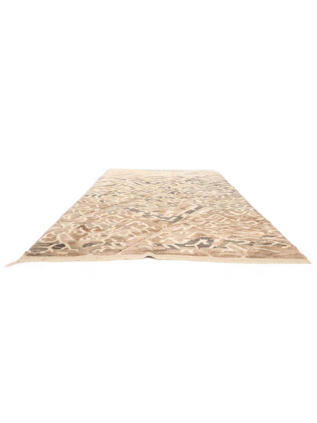 Handgeknoopt Marokkaans Berber tapijt met organische geometrische patronen in beige en bruine tinten.