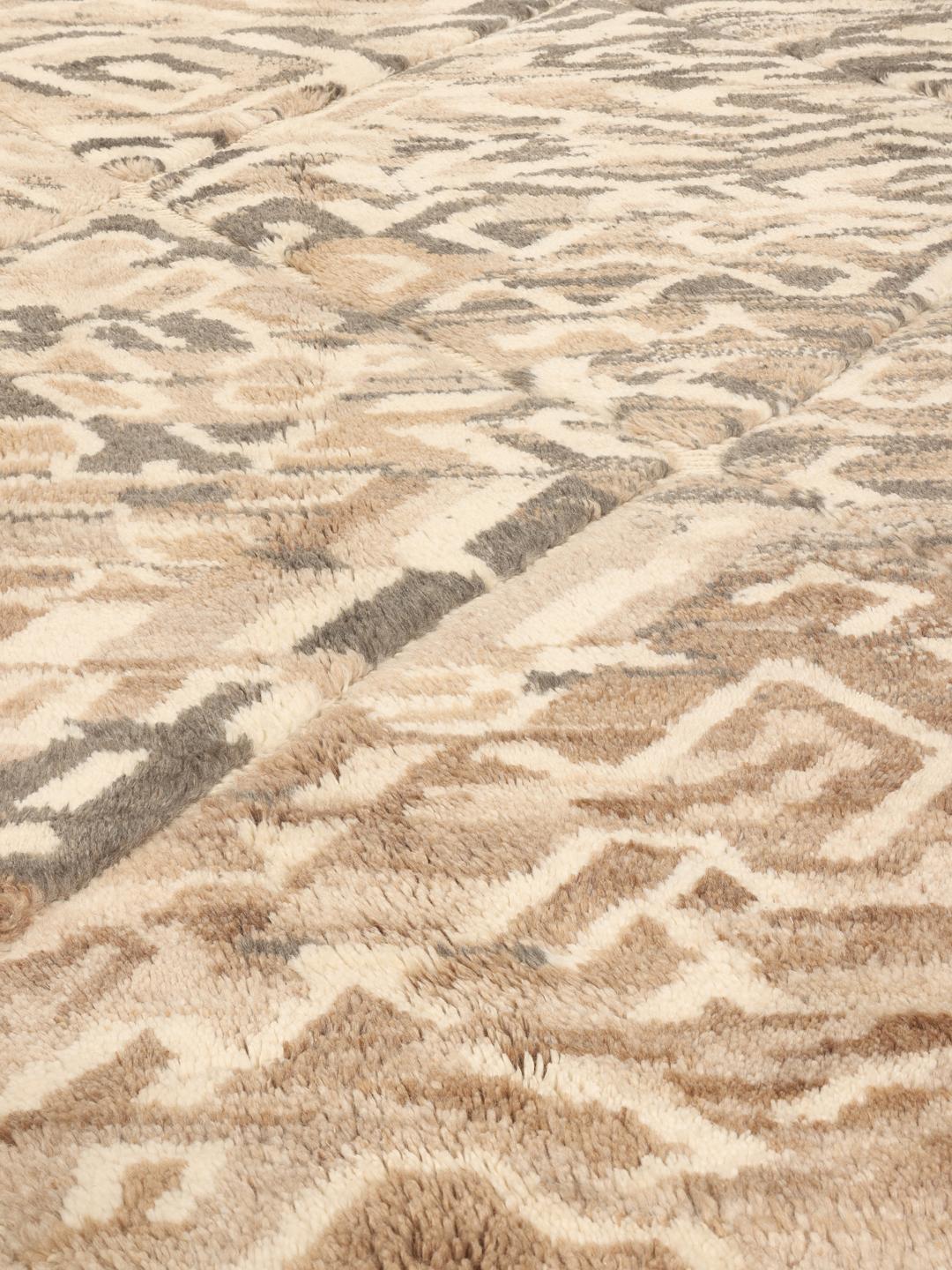 Handgeknoopt Marokkaans Berber tapijt met organische geometrische patronen in beige en bruine tinten.