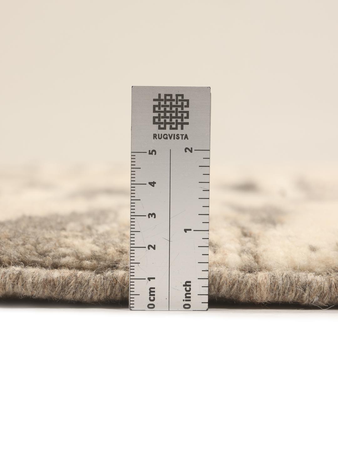 Handgeknoopt Marokkaans Berber tapijt met organische geometrische patronen in beige en bruine tinten.