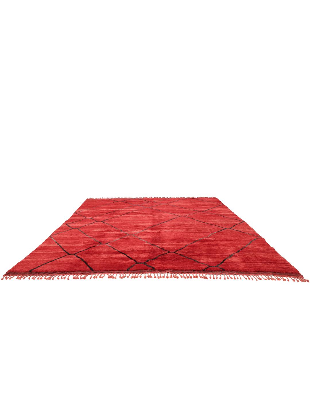 Handgeknoopt Marokkaans tapijt met een rood veld en geometrisch ruitpatroon