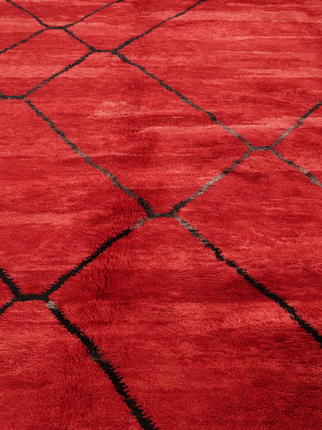 Handgeknoopt Marokkaans tapijt met een rood veld en geometrisch ruitpatroon