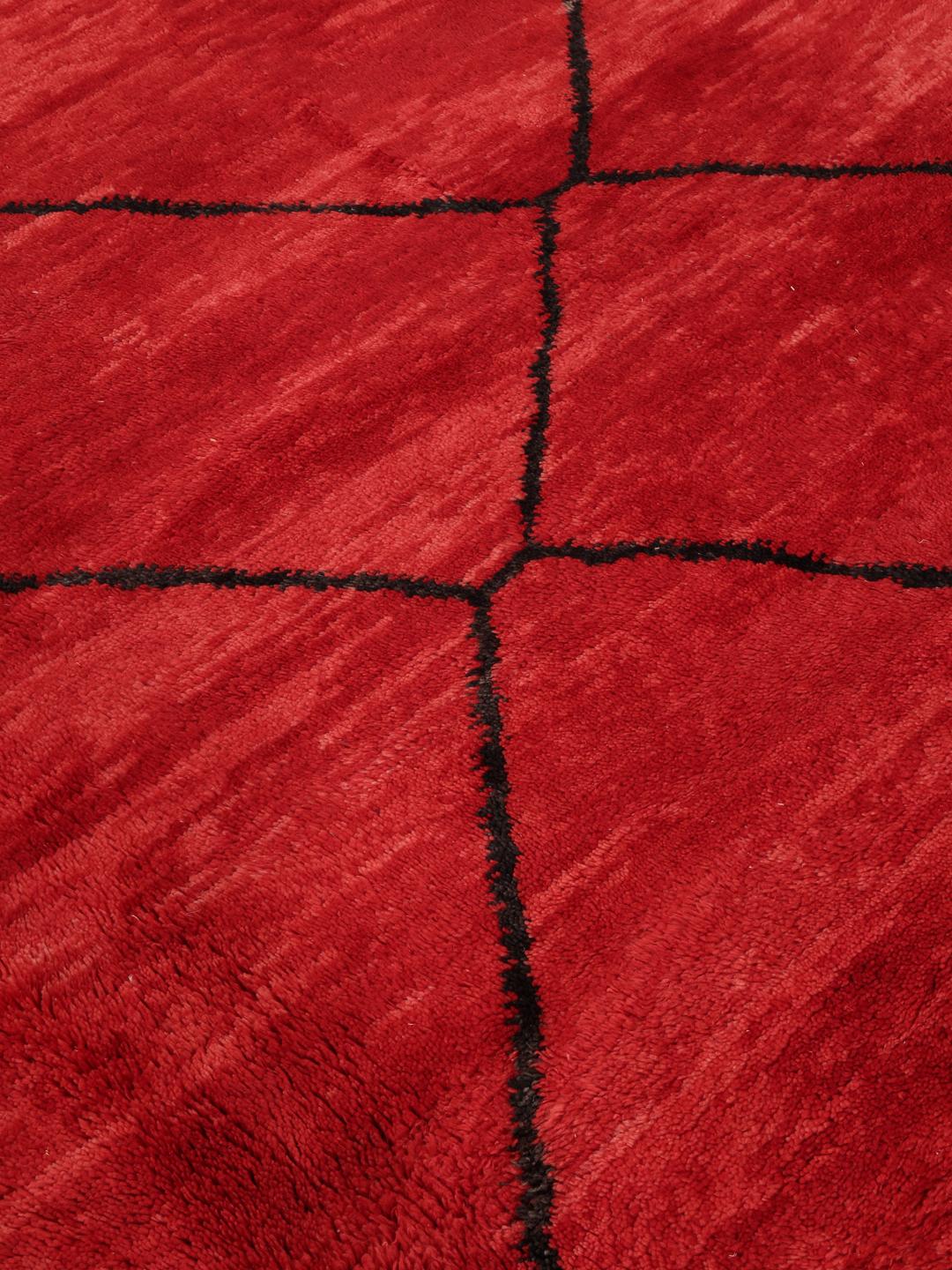 Handgeknoopt Marokkaans tapijt met een rood veld en geometrisch ruitpatroon