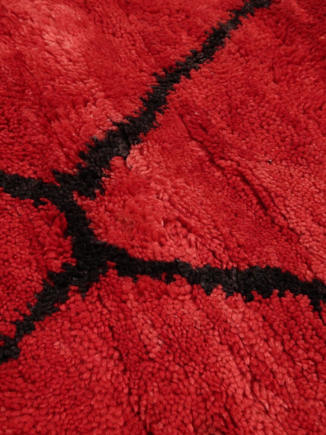 Handgeknoopt Marokkaans tapijt met een rood veld en geometrisch ruitpatroon