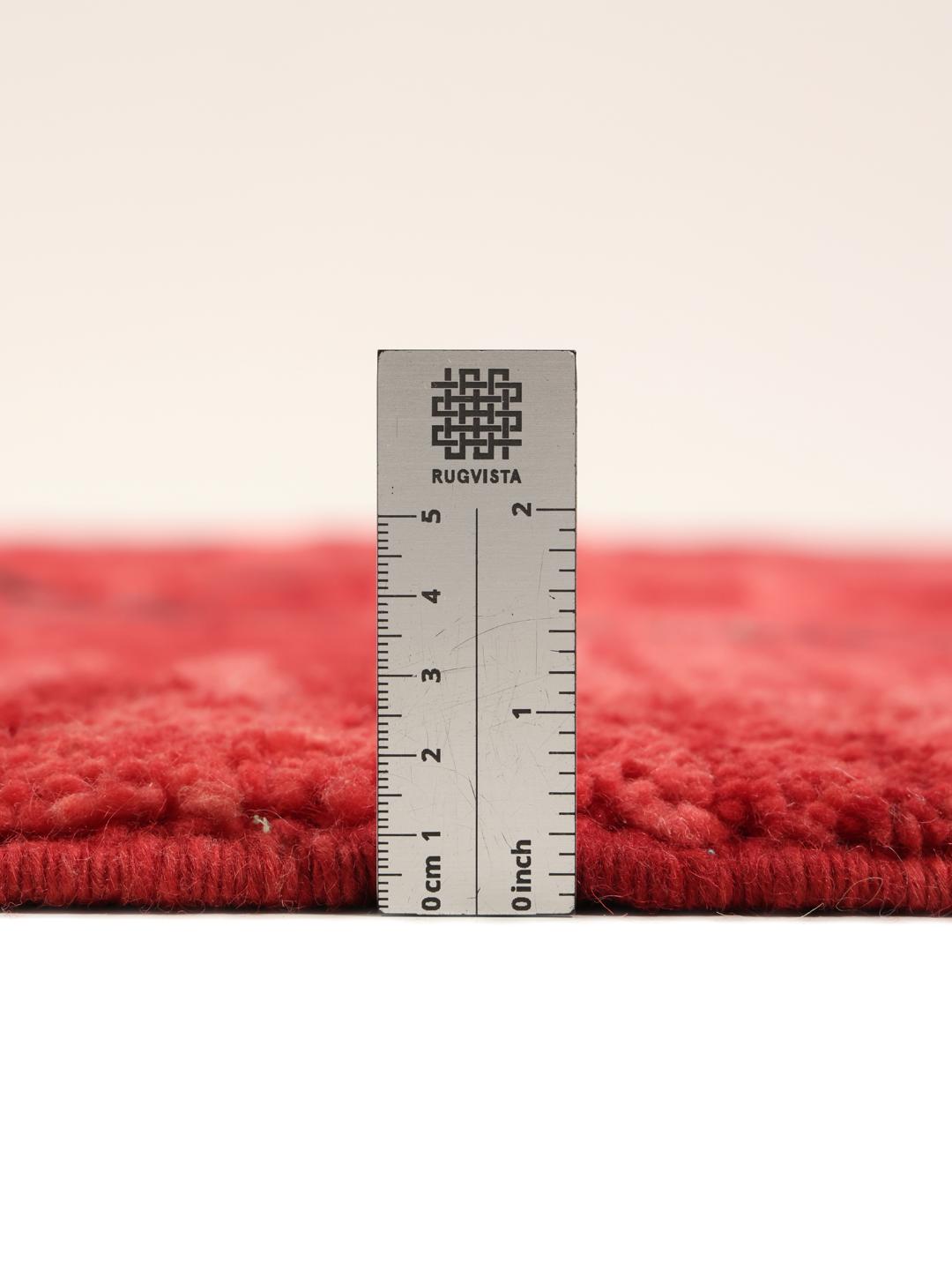 Handgeknoopt Marokkaans tapijt met een rood veld en geometrisch ruitpatroon