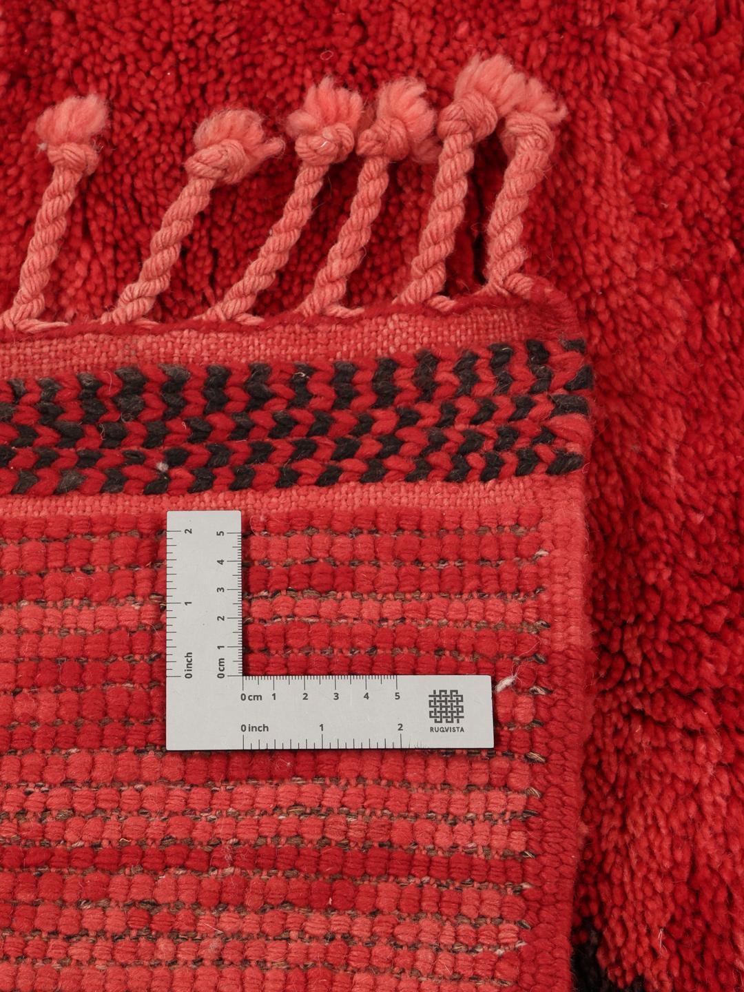 Handgeknoopt Marokkaans tapijt met een rood veld en geometrisch ruitpatroon