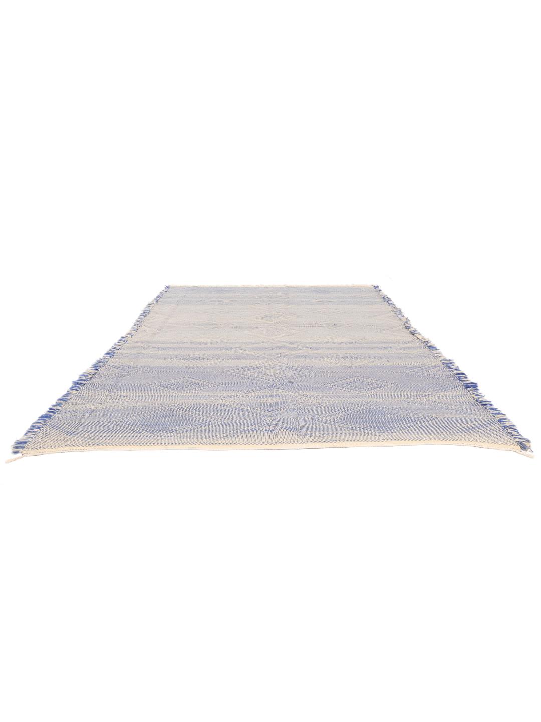 Håndvævet marokkansk kelim-tæppe med et blåt og beige geometrisk diamantmønster