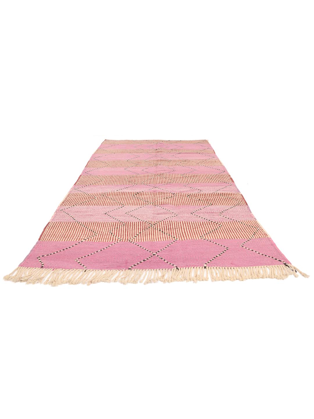 Tapis Kelim marocain tissé à la main avec des motifs géométriques en rose et rouge