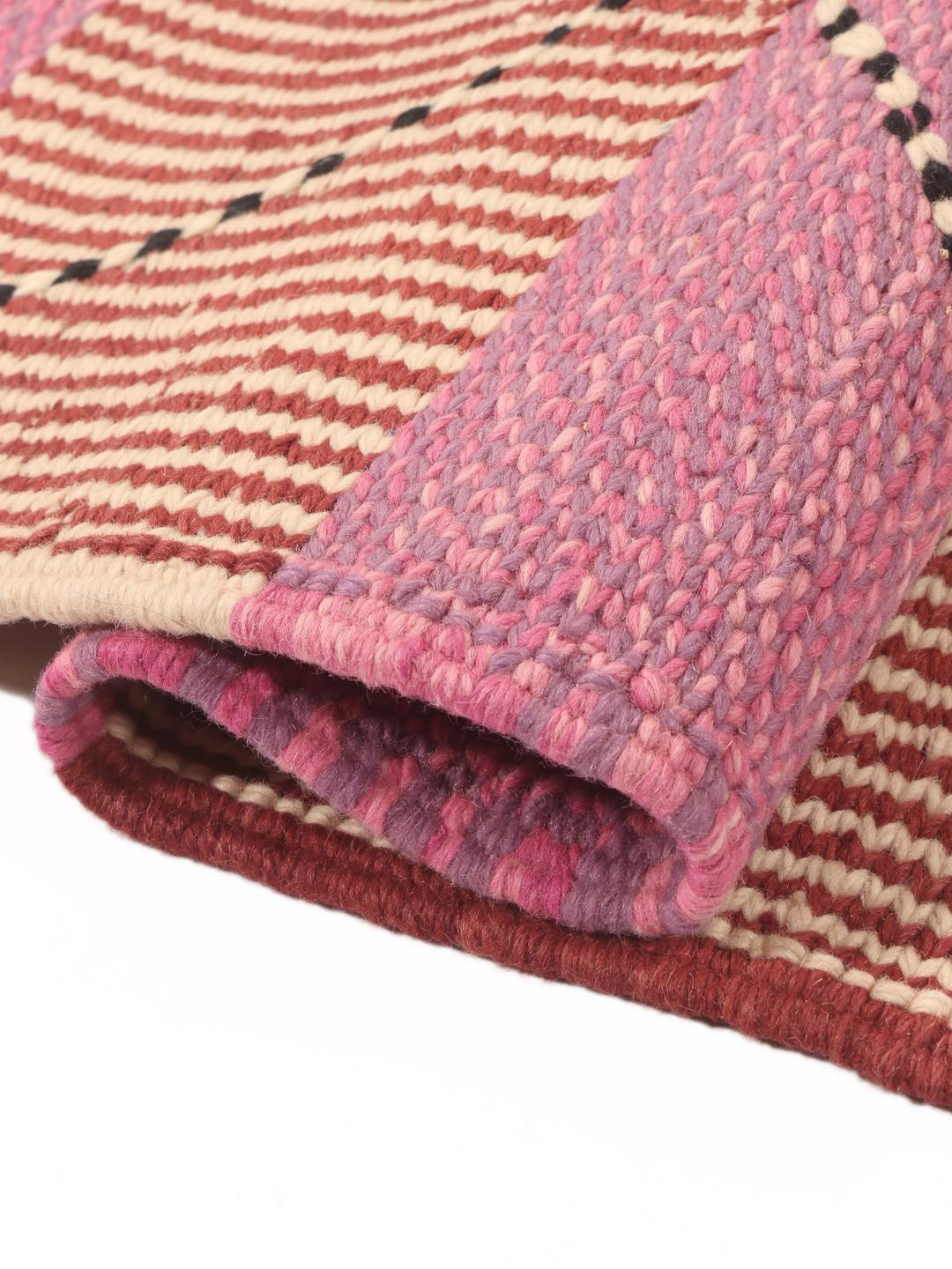 Tapis Kelim marocain tissé à la main avec des motifs géométriques en rose et rouge