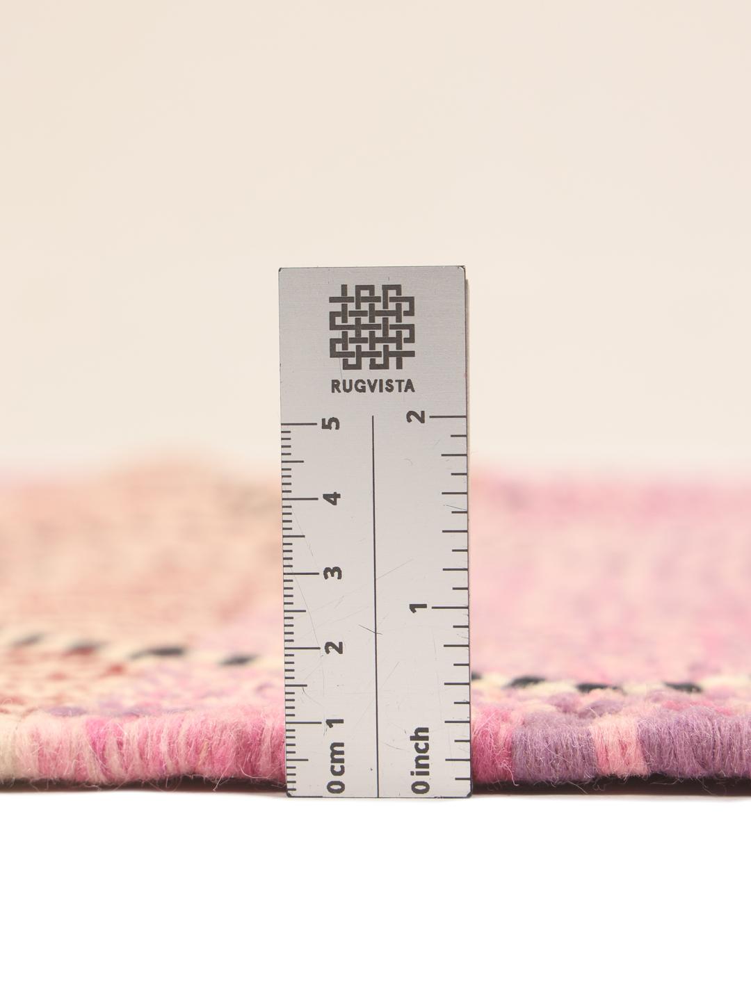 Tapis Kelim marocain tissé à la main avec des motifs géométriques en rose et rouge