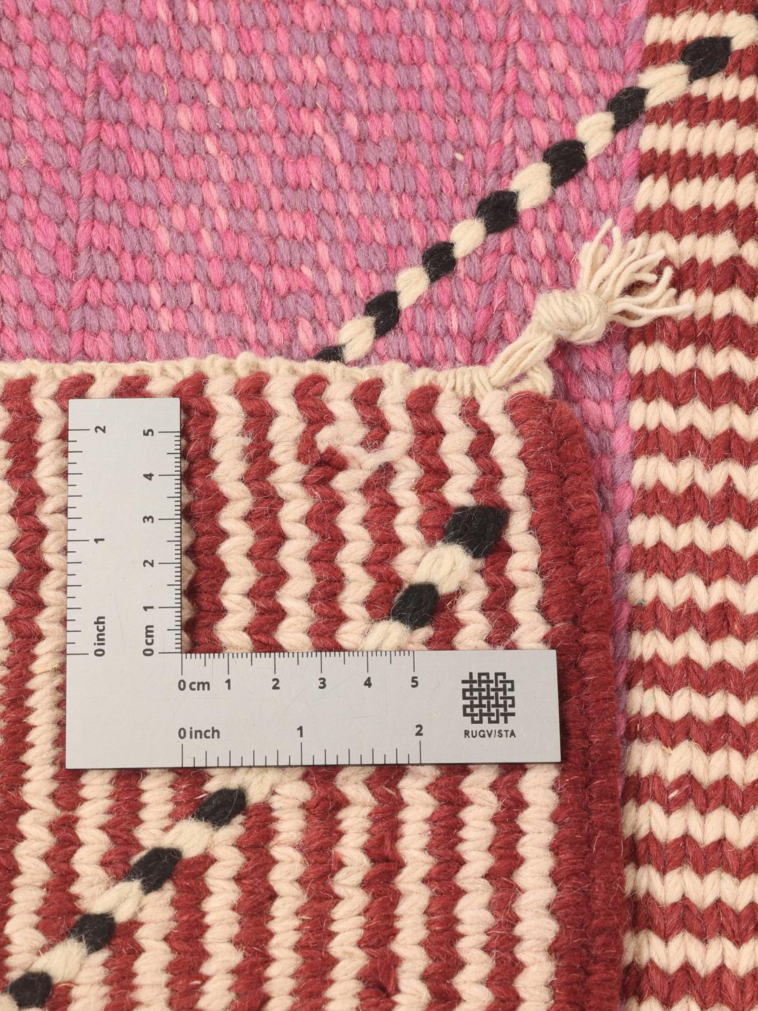 Tapis Kelim marocain tissé à la main avec des motifs géométriques en rose et rouge