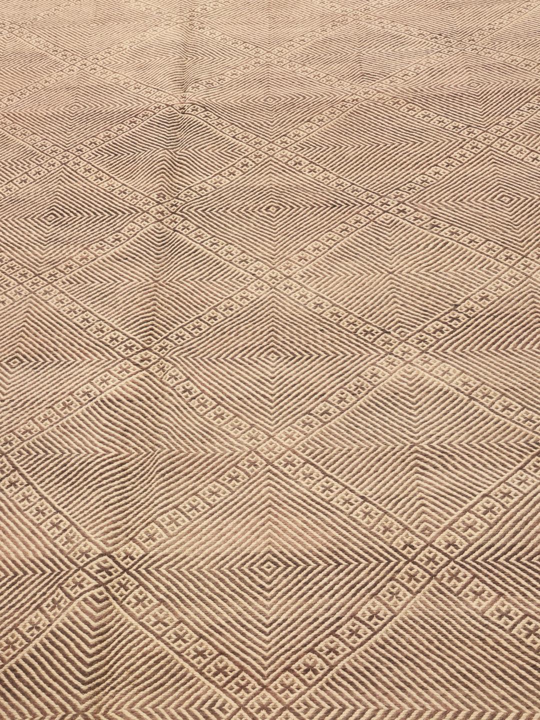 Handgeweven High Atlas Kelim kleed uit Marokko in bruintinten met een ruitpatroon.