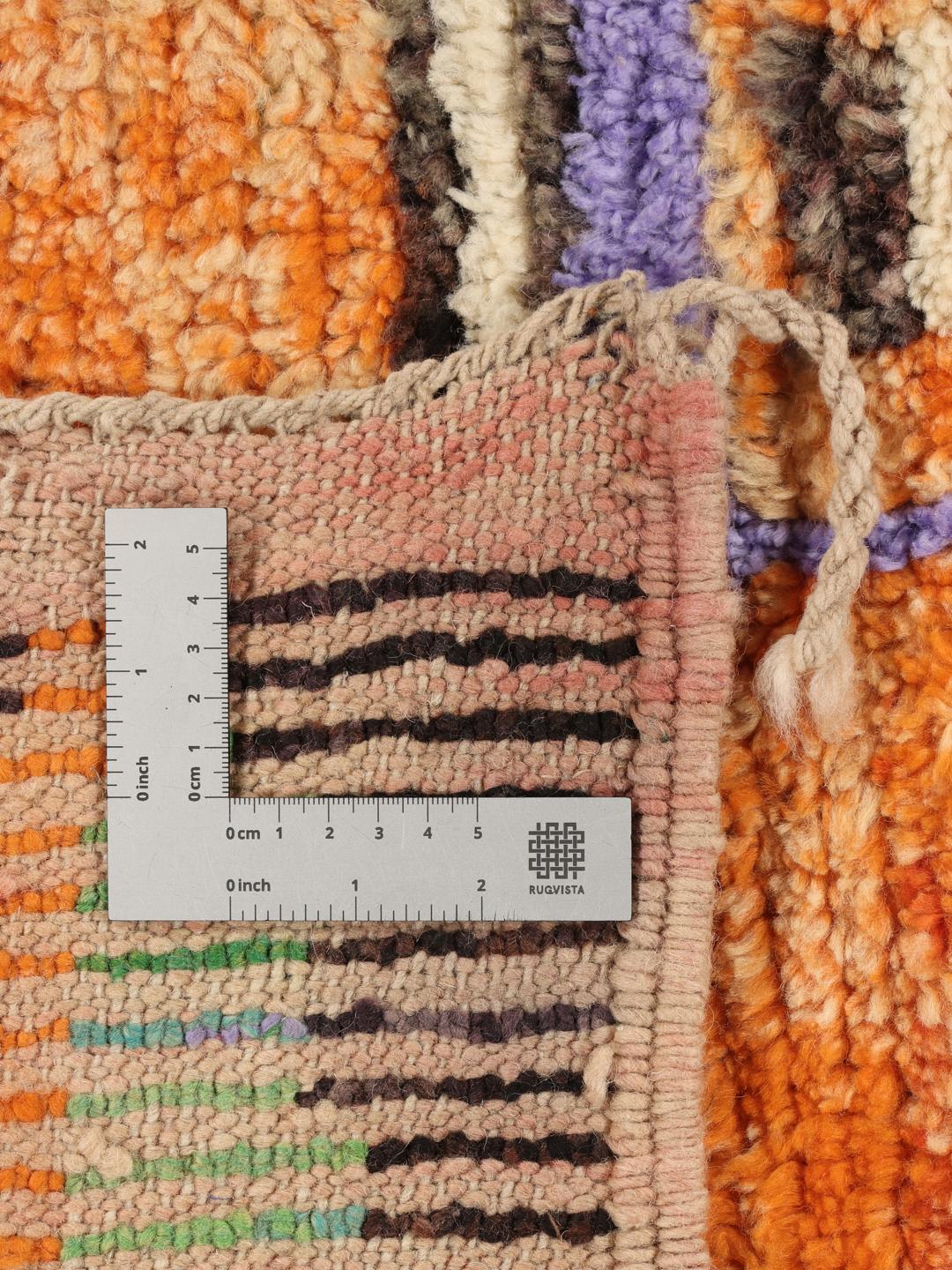 Een levendig, handgeknoopt Berber Marokkaans kleed met een kleurrijk ruitpatroon.