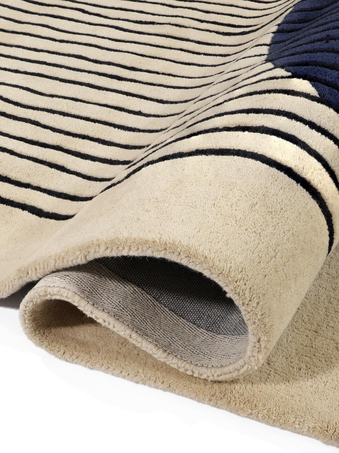 Out of tapijt in beige en donkerblauw