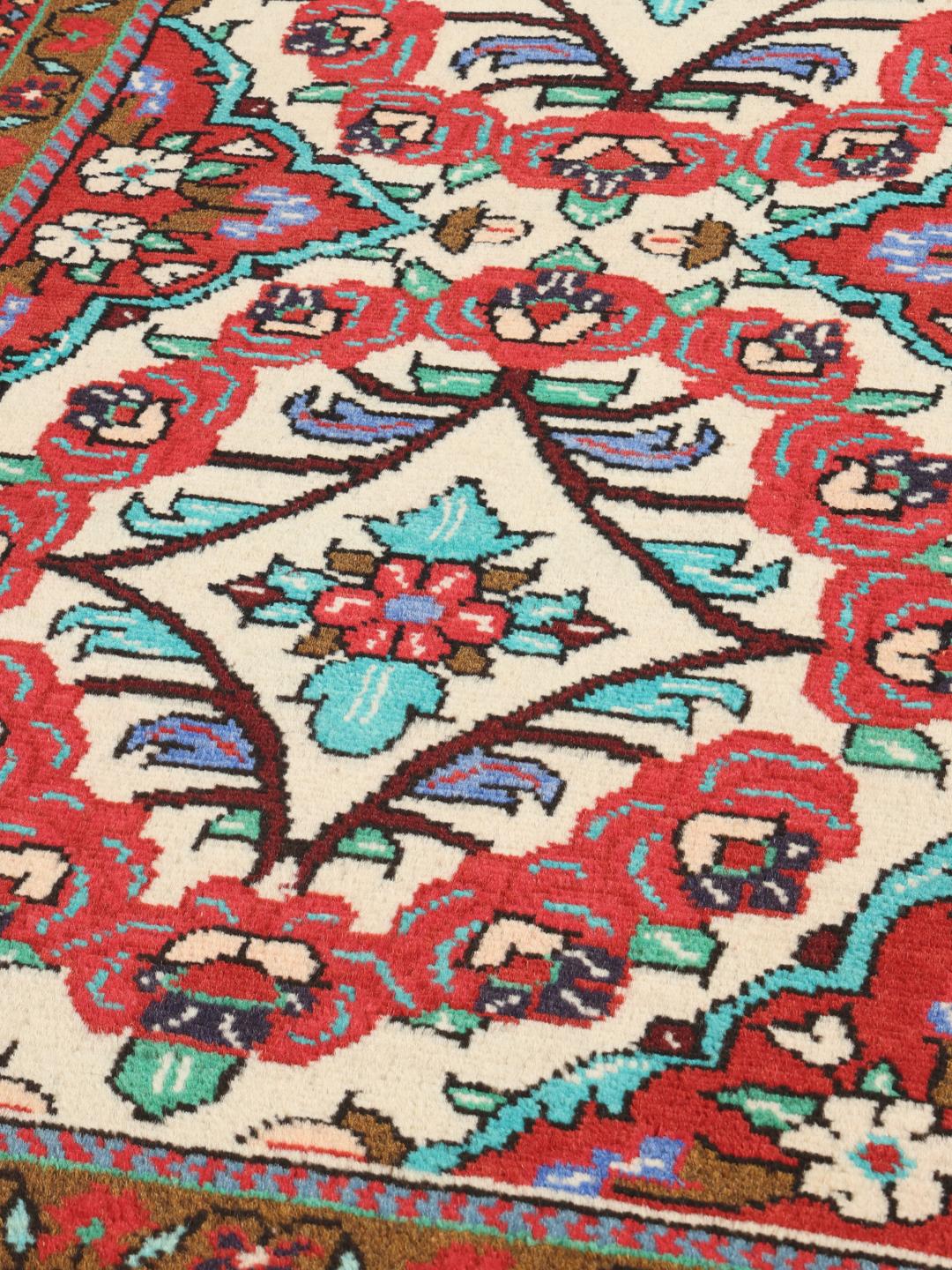 Een handgeknoopt Lillian-tapijt uit het Midden-Oosten met een levendig veelkleurig bloemendesign.