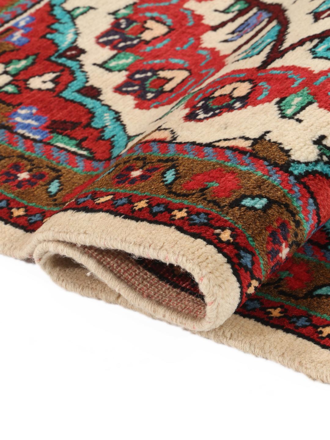 Een handgeknoopt Lillian-tapijt uit het Midden-Oosten met een levendig veelkleurig bloemendesign.