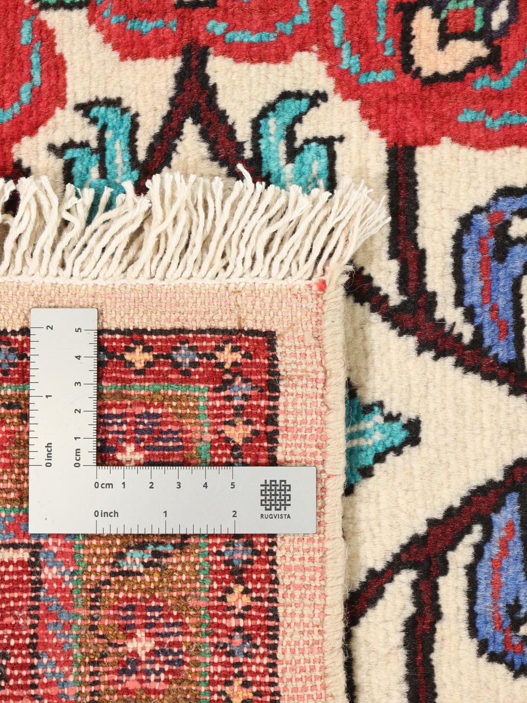 Een handgeknoopt Lillian-tapijt uit het Midden-Oosten met een levendig veelkleurig bloemendesign.