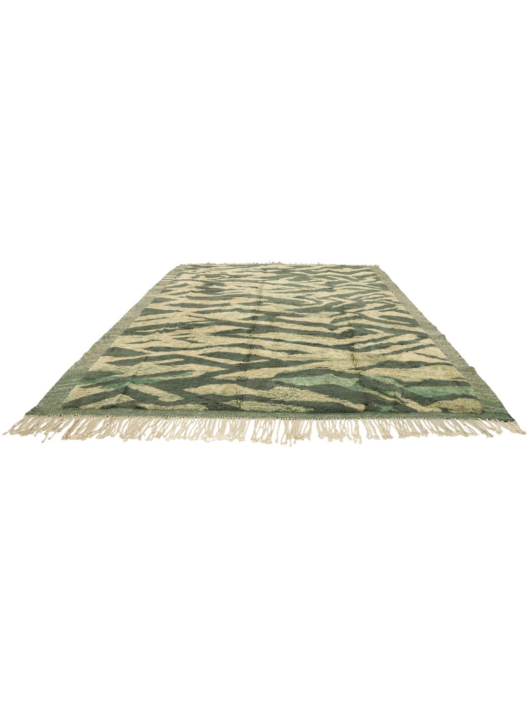 Handgeknoopt Berber Marokkaans tapijt in donkergroen en beige met een abstract design.