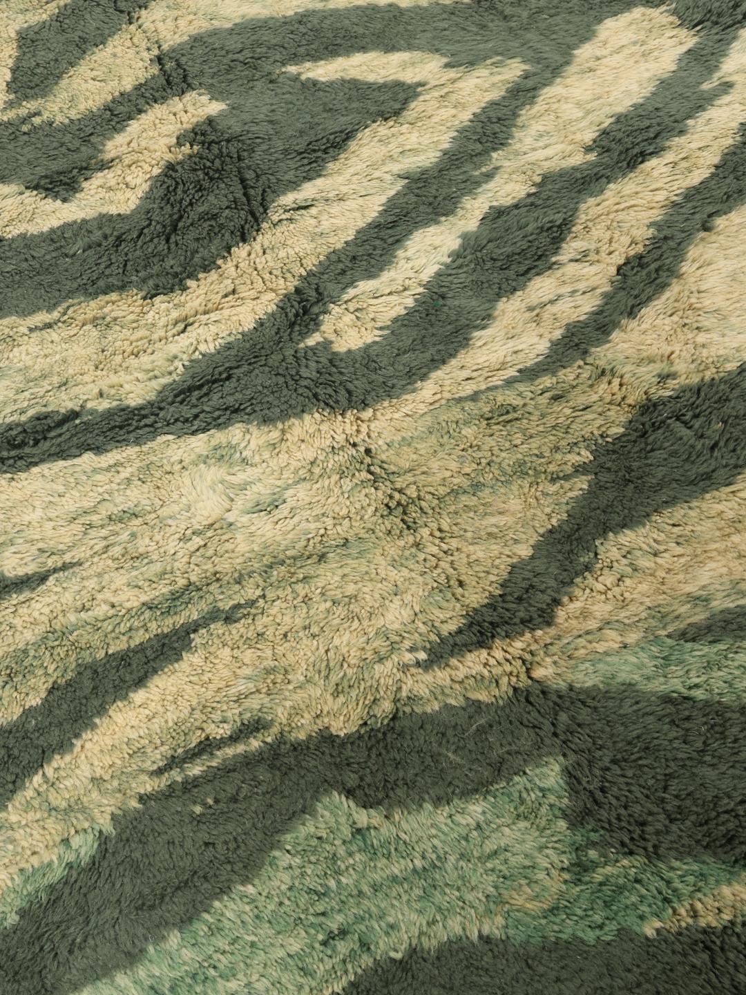 Handgeknoopt Berber Marokkaans tapijt in donkergroen en beige met een abstract design.