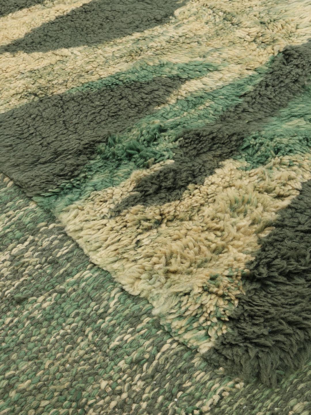 Handgeknoopt Berber Marokkaans tapijt in donkergroen en beige met een abstract design.