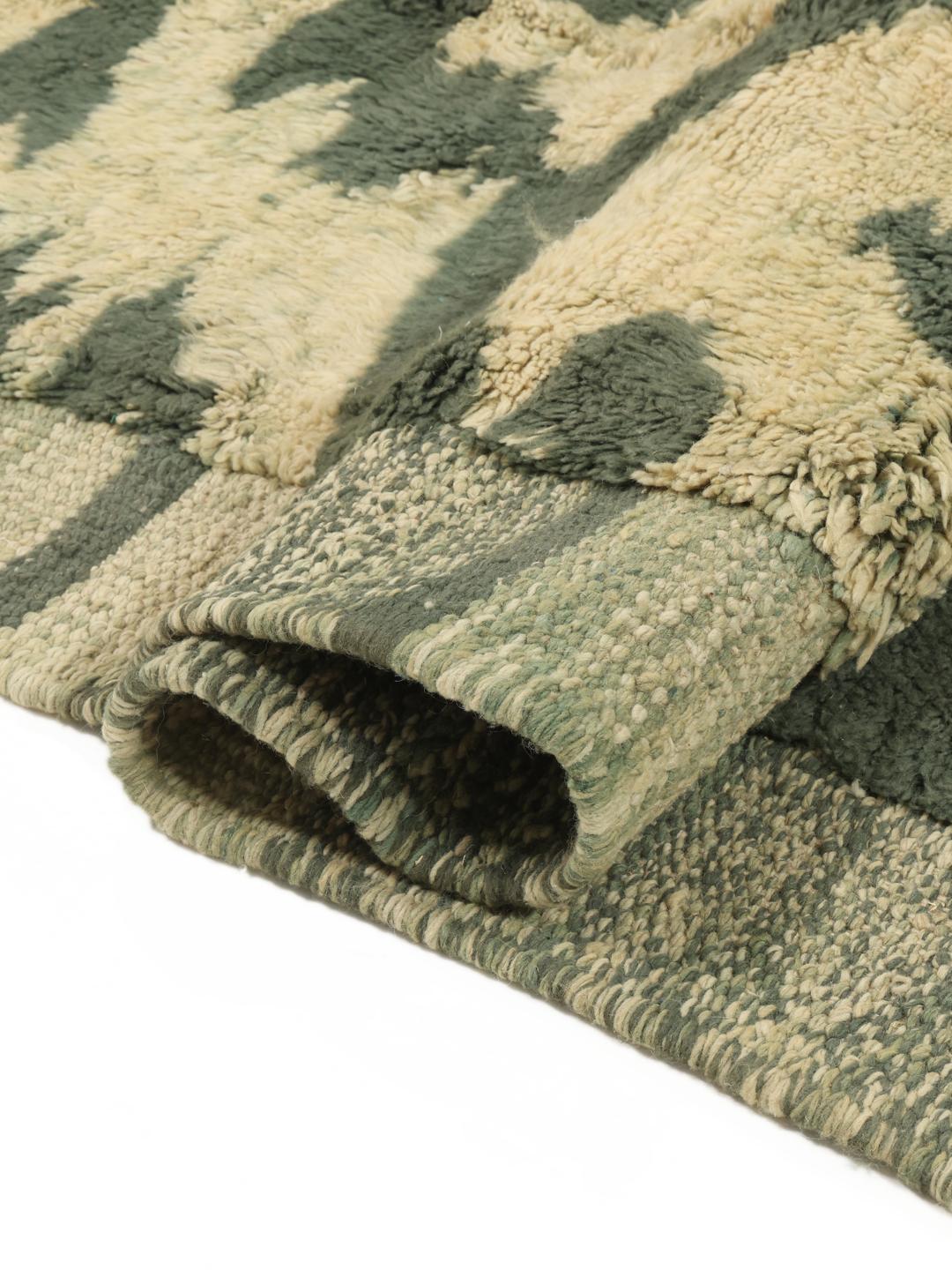 Handgeknoopt Berber Marokkaans tapijt in donkergroen en beige met een abstract design.