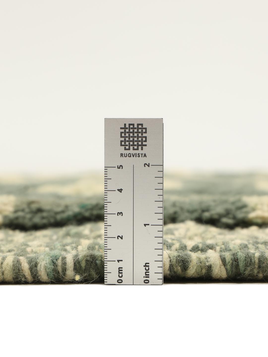 Handgeknoopt Berber Marokkaans tapijt in donkergroen en beige met een abstract design.