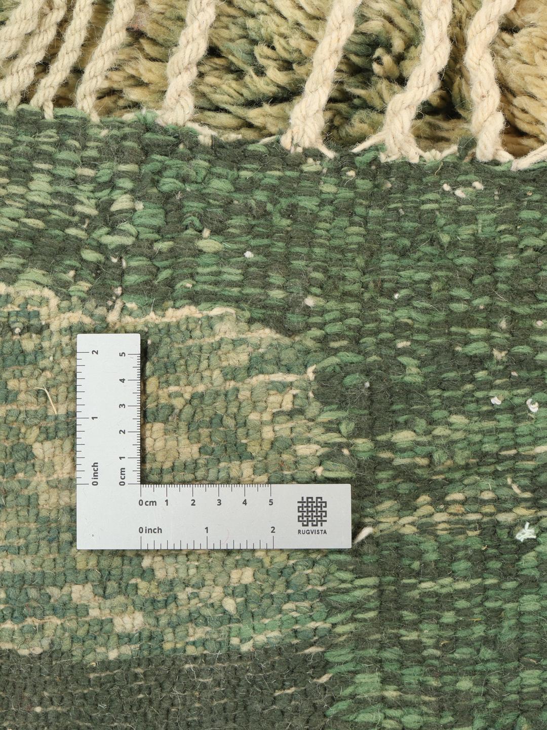 Handgeknoopt Berber Marokkaans tapijt in donkergroen en beige met een abstract design.