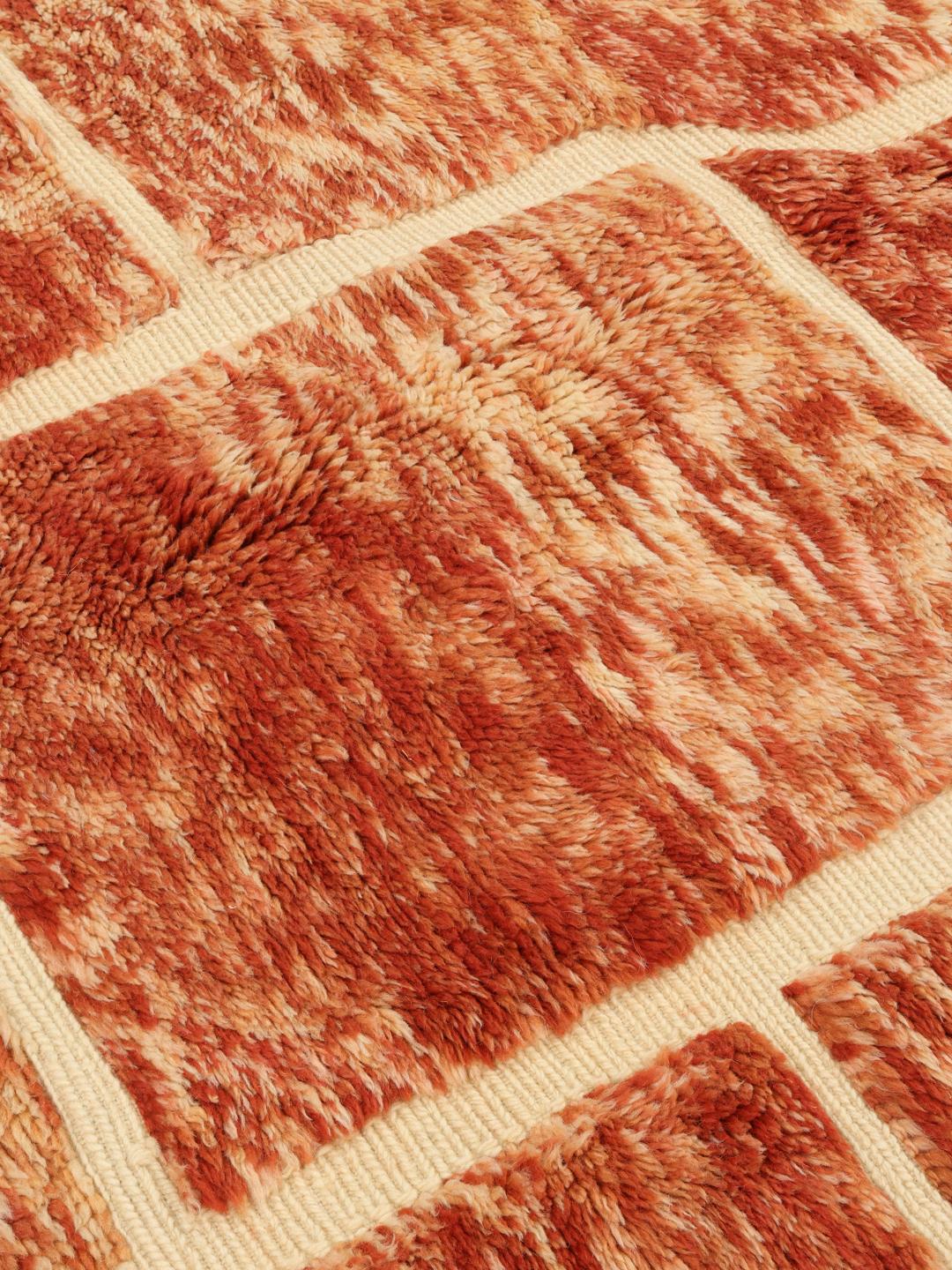 Handgeknoopt Marokkaans Berber tapijt met een rood en beige geometrisch blokpatroon