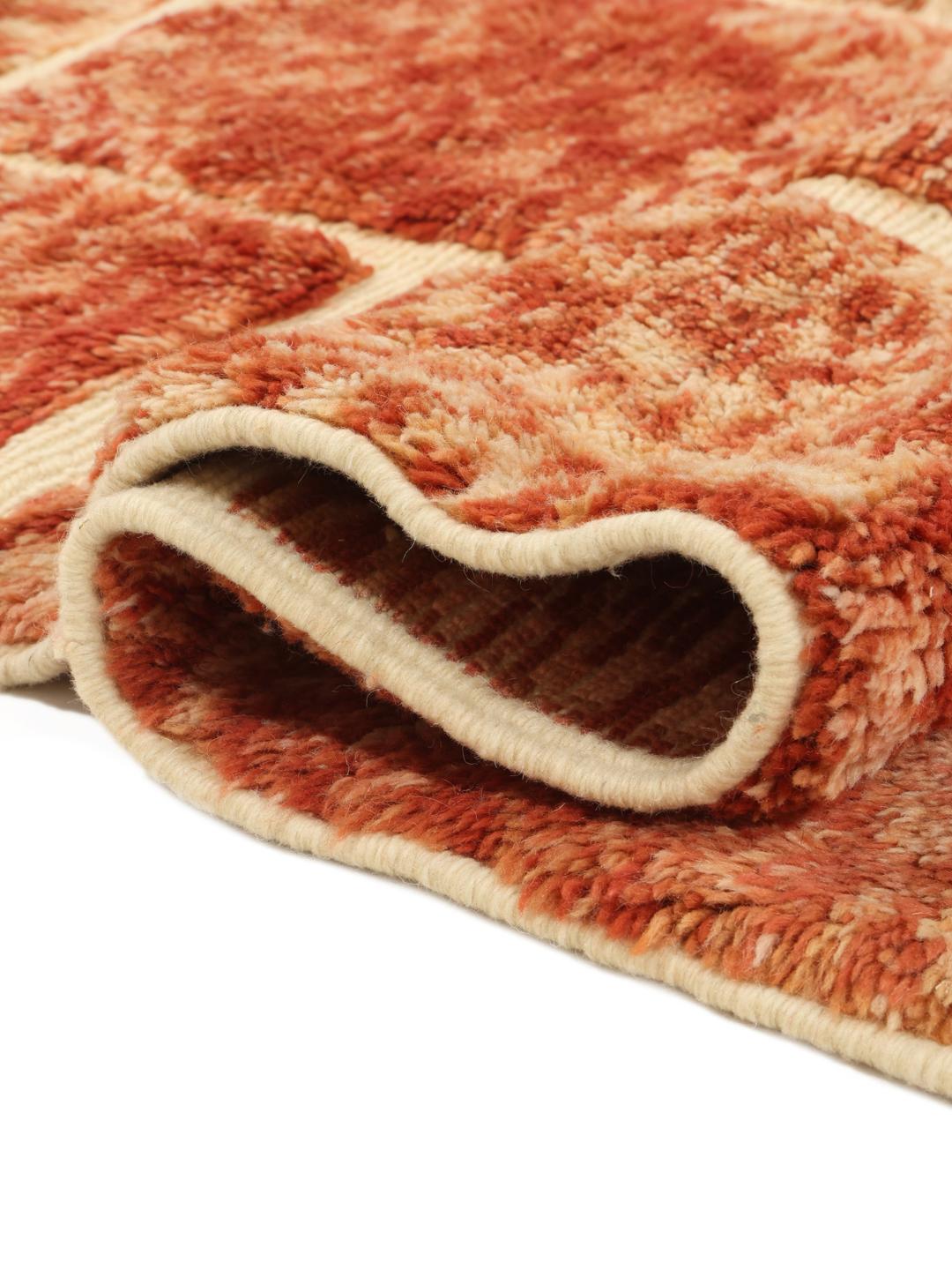 Handgeknoopt Marokkaans Berber tapijt met een rood en beige geometrisch blokpatroon