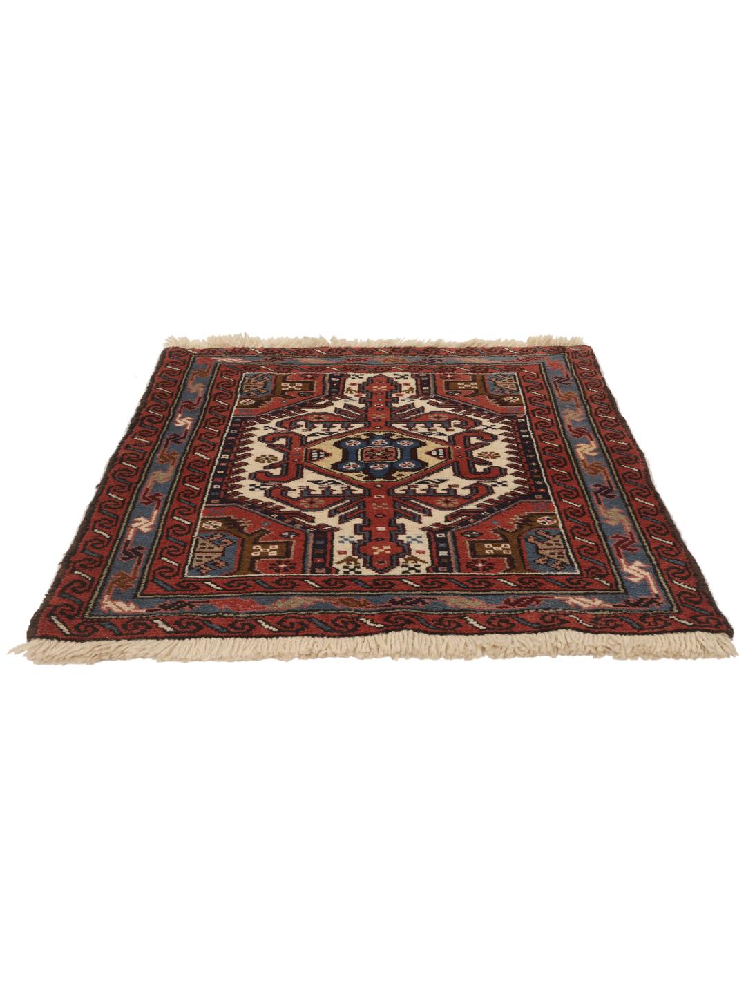 Tapis Ardebil noué à la main avec un médaillon central dans des tons de rouge et bleu provenant du Moyen-Orient