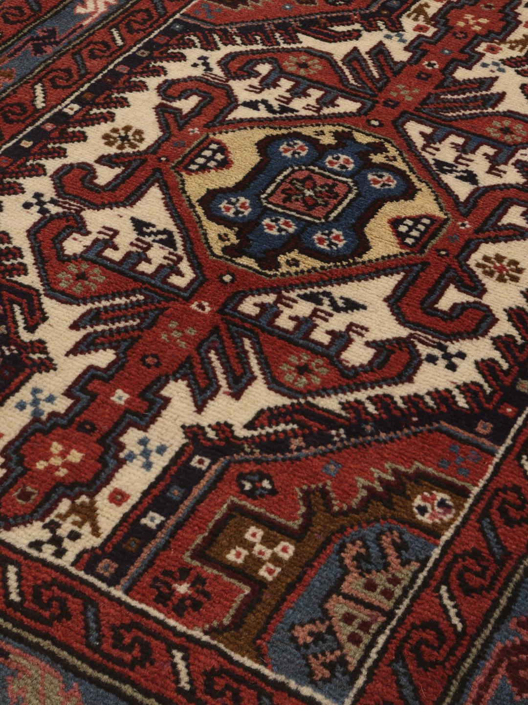Tapis Ardebil noué à la main avec un médaillon central dans des tons de rouge et bleu provenant du Moyen-Orient