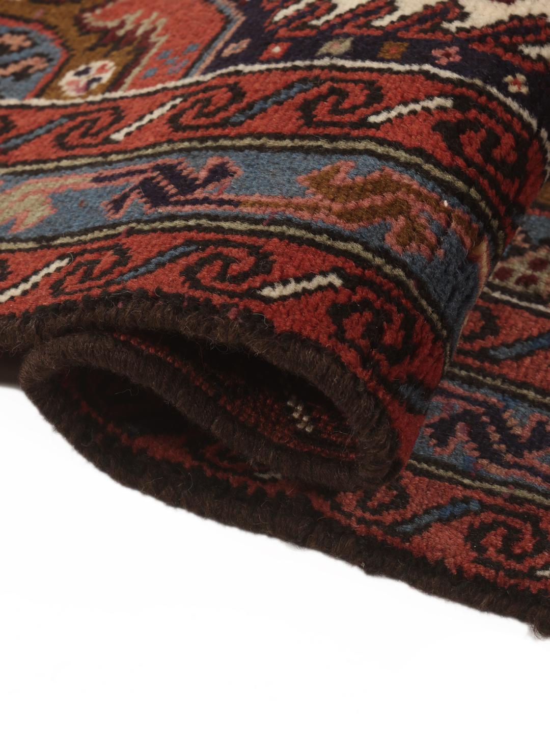Tapis Ardebil noué à la main avec un médaillon central dans des tons de rouge et bleu provenant du Moyen-Orient