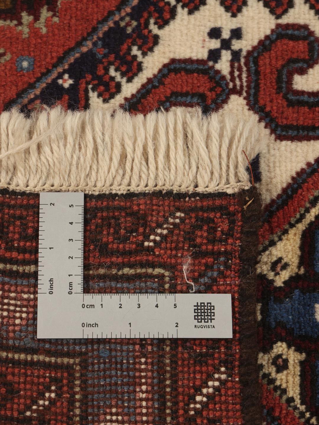 Tapis Ardebil noué à la main avec un médaillon central dans des tons de rouge et bleu provenant du Moyen-Orient
