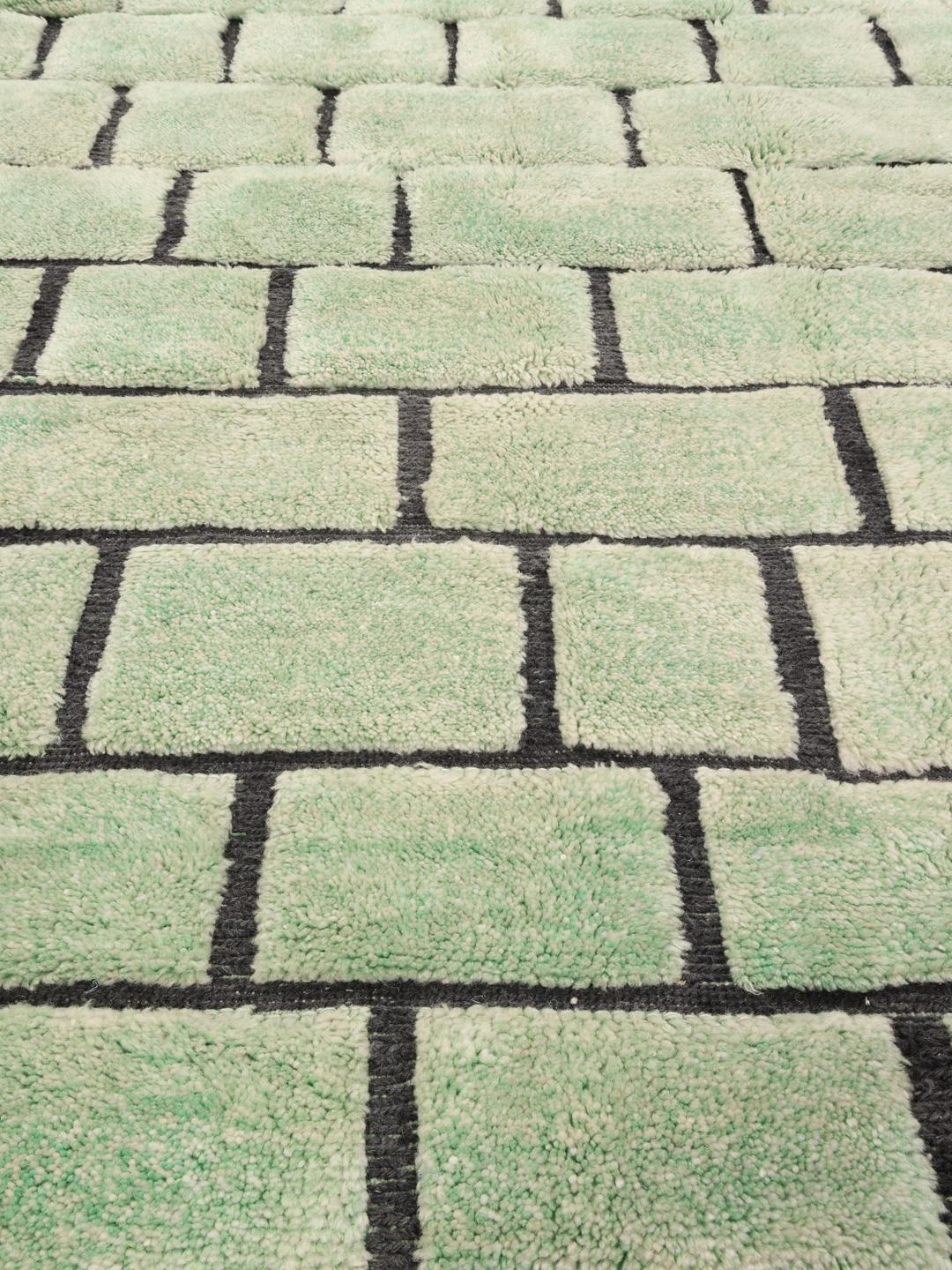 Handgeknoopt Marokkaans Berbertapijt met een geometrisch groen baksteenachtig patroon