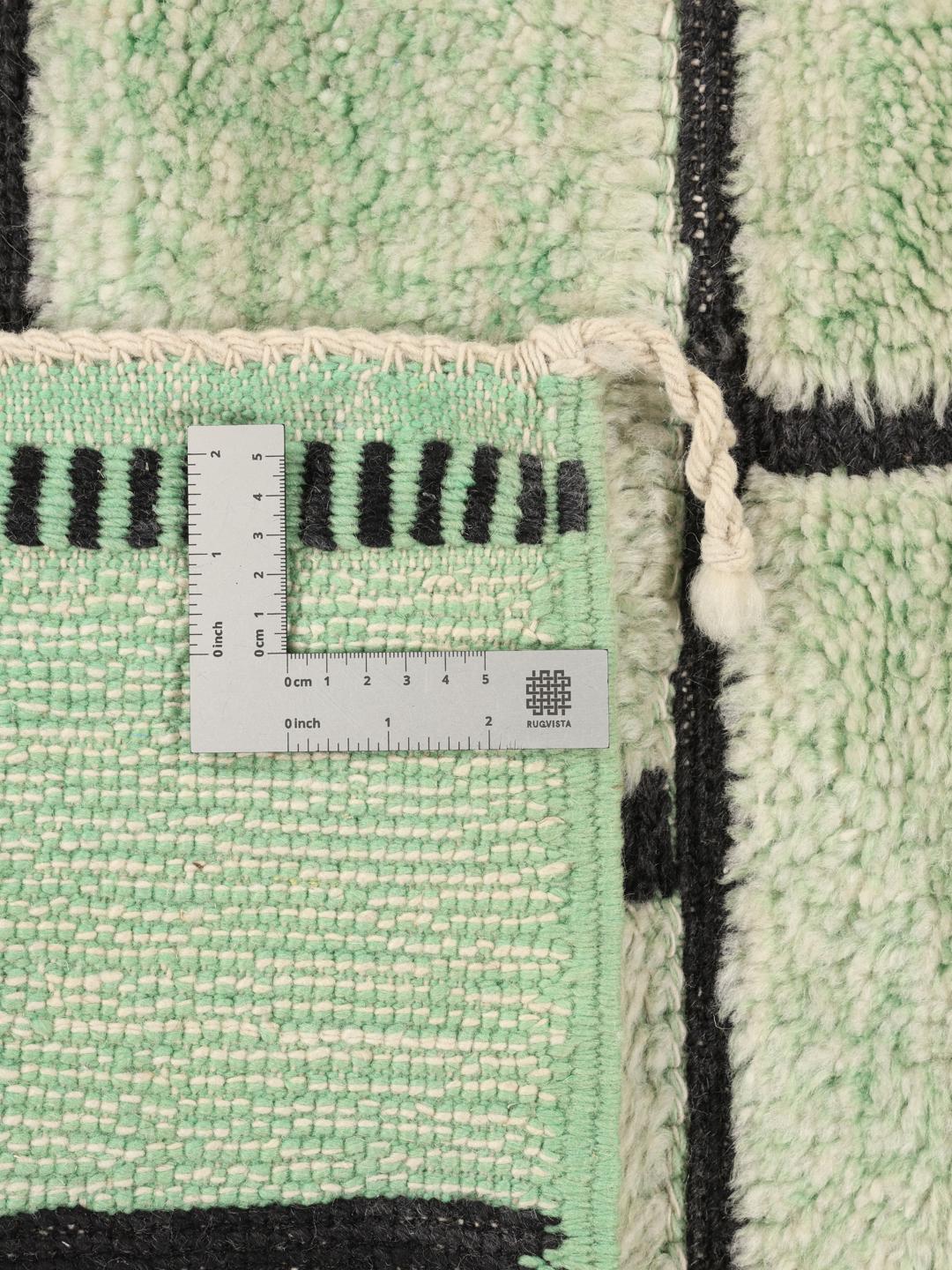 Handgeknoopt Marokkaans Berbertapijt met een geometrisch groen baksteenachtig patroon