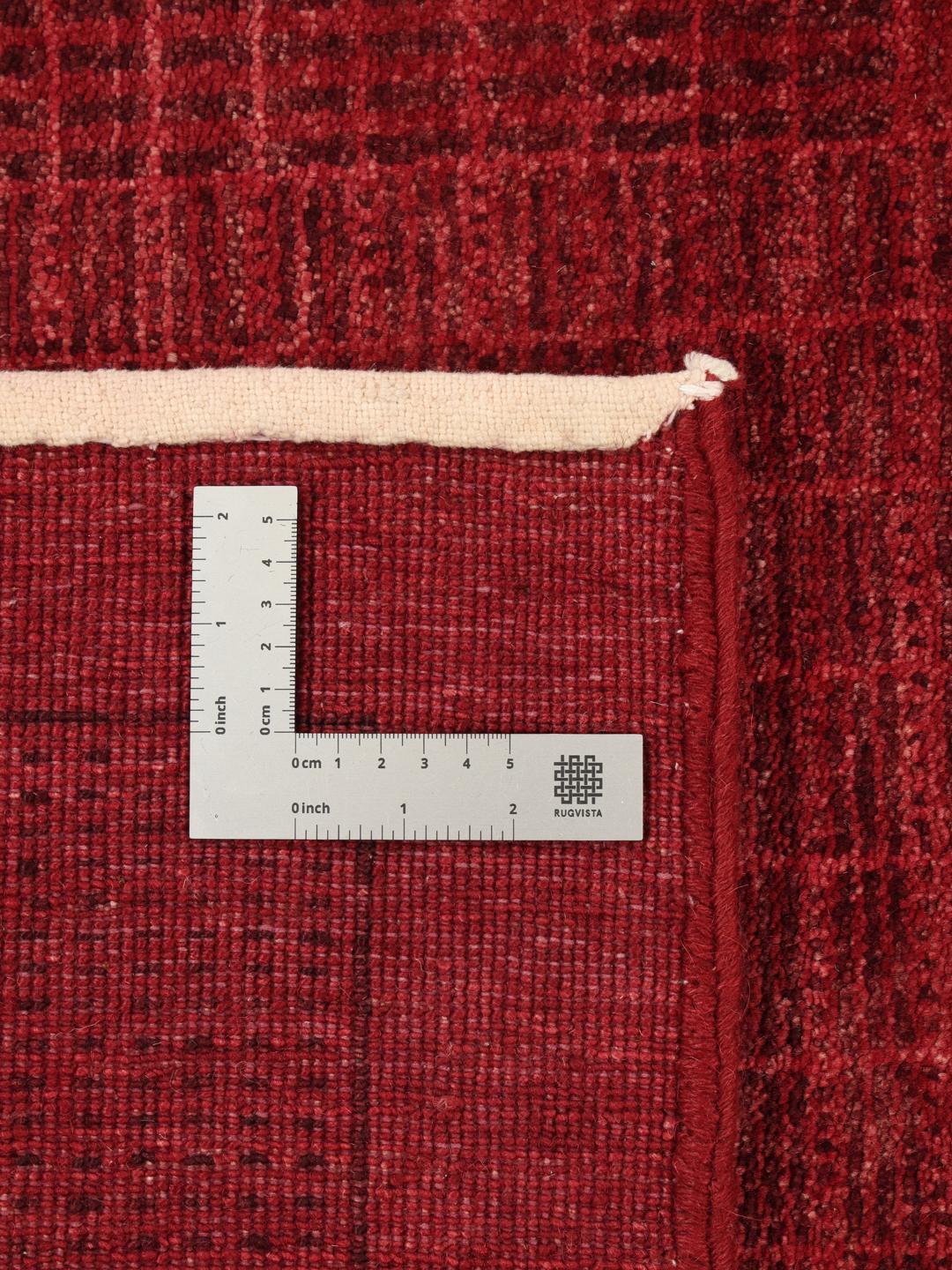 Et dybrødt moderne afghansk tæppe med et minimalistisk gittermønster.