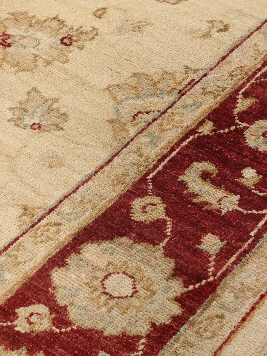 Handgeknoopt Afghaans tapijt met een bloemendesign in beige en rood