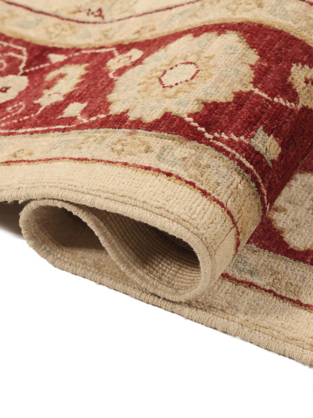 Handgeknoopt Afghaans tapijt met een bloemendesign in beige en rood