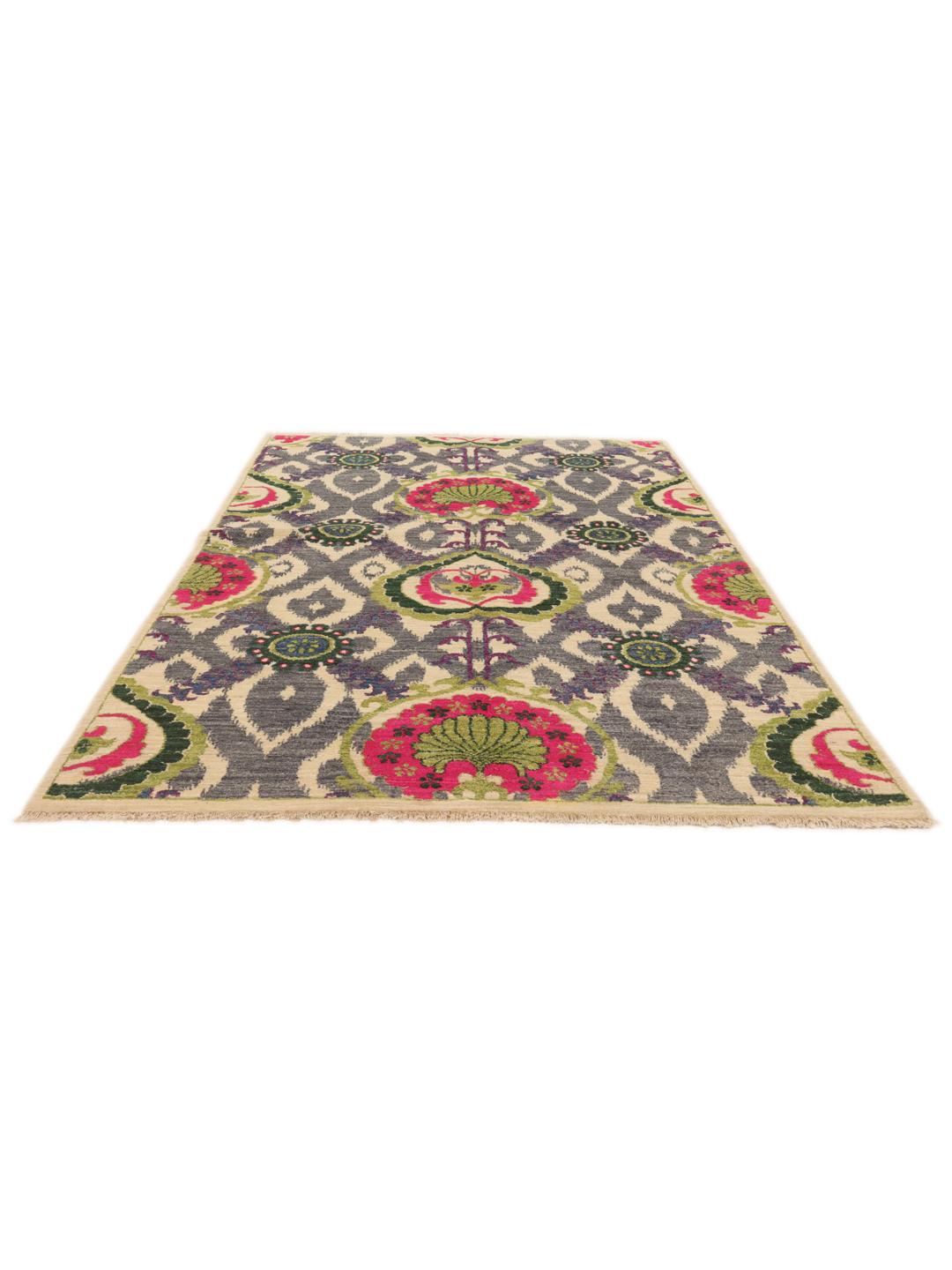 Un tapis afghan noué à la main présentant un motif floral et géométrique multicolore vibrant.